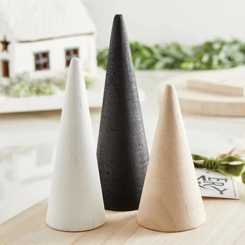 Vista 3 de Santa Barbara Design Studio Cono de árbol Pawlonia madera simple decoración de Navidad, 3 unidades, natural