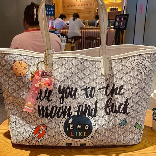 Vista 5 de BEXOA Lindo llavero líquido para regalo de Navidad, llavero Kawaii de Año Nuevo, colgante de mochila de oso flotante para mujeres y hombres
