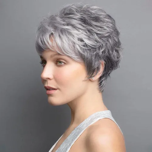 Vista 11 de Creamily Peluca corta rubia de corte Pixie con flequillo para mujer, pelucas sintéticas en capas onduladas con raíces oscuras para mujer, peluca