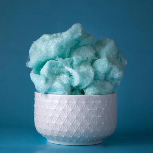 Vista 4 de Snacktery Algodón de azúcar rosa y azul: experimenta la dulzura de la feria con algodón de azúcar a granel con sabor a fresa y frambuesa azul, caja