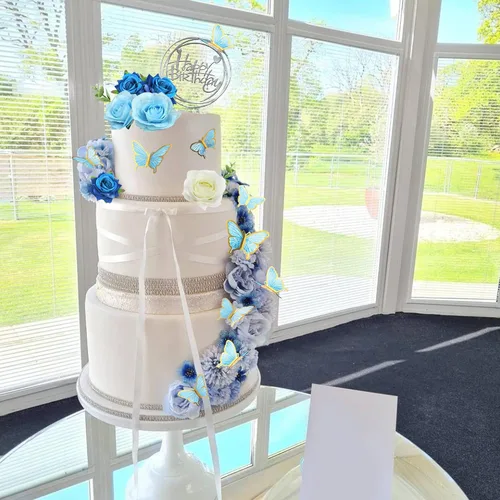 Vista 7 de 19 piezas de decoración de mariposa para pasteles, decoración de feliz cumpleaños con rosas artificiales azules, mariposas de eucalipto, suministros