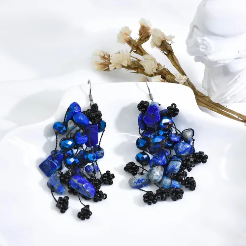 Vista 3 de AeraVida Aretes colgantes hechos a mano con perlas de agua dulce y cristal multipiedra azul, 0.591 in x 1.969 in, Resina Perla, Lapislázuli