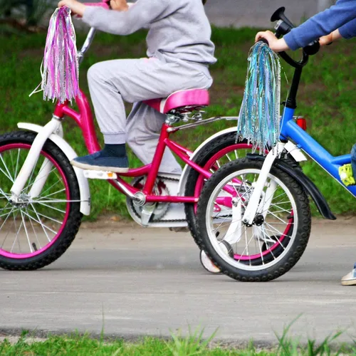 Vista 4 de Accesorios de decoración de bicicleta para niños, cesta de scooter de bicicleta, campana de bicicleta para niños, serpentinas y calcomanías de mango