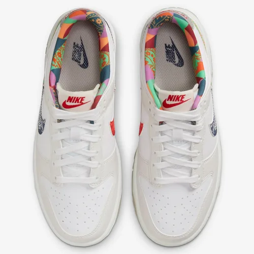 Vista 97 de Nike Kid's Dunk Low Sneaker