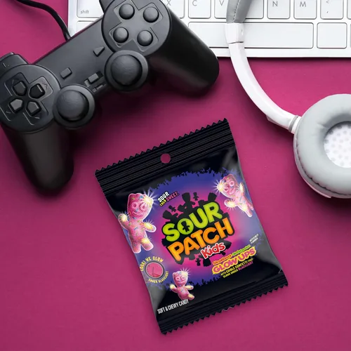Vista 7 de SOUR PATCH KIDS Glow Ups Caramelos suaves y masticables de fresa, sandía