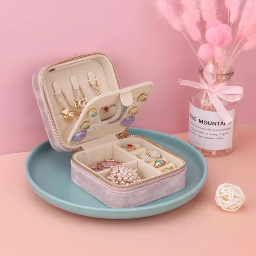 Vista 6 de DesignSter Joyero de viaje Mini organizador de joyería de terciopelo, pequeño joyero para niñas y mujeres, caja de almacenamiento de joyas