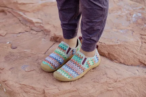 Vista 6 de KEEN Pantuflas Howser de lona para mujer, de baja altura, informales, cómodas y duraderas