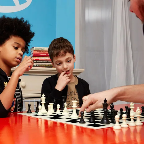 Vista 3 de Ankit Toys & Games Juego de ajedrez en blanco y negro – Juego de estrategia duradero y portátil para niños y adultos a partir de 6 años, perfecto