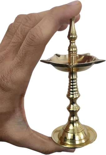 Vista 4 de Latón Kerala Samai Standing Deepak para Puja – Lámpara de aceite tradicional Diya Indian Grabado Profundo Diwali Deepawali Kutthu Vilakku Pooja