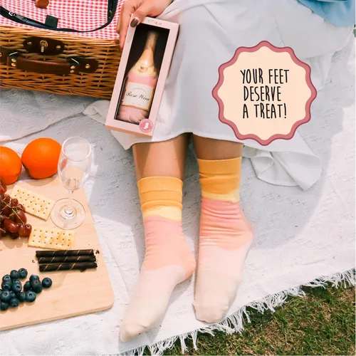 Vista 4 de Calcetines de vino rosa o espumoso en una botella, calcetines divertidos para hombres y mujeres. Regalo para los amantes del vino. Rellenos