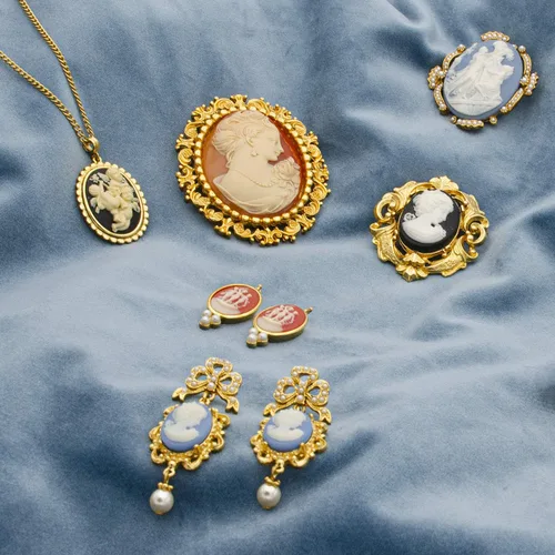 Vista 3 de Colección de pendientes victorianos de camafeo chapados en oro de 24 quilates