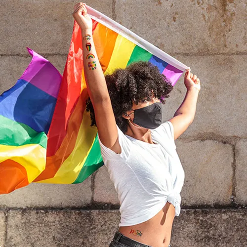 Vista 2 de 10 hojas de tatuajes temporales para el Día del Orgullo para hombres y mujeres, LGBT con estampado de bandera de arco iris, tatuajes falsos