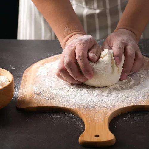 Vista 5 de Cáscara de pizza de bambú prémium de 12 pulgadas con mango Pala de pizza de madera, tabla de cortar para frutas, verduras, queso, pan