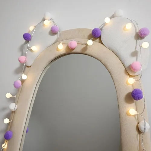 Vista 6 de ChiRee Guirnalda de luces para interiores de 6.56 pies, luces de hadas con pompones, 20 LED, funciona con pilas, luces de bola de cadena, luces