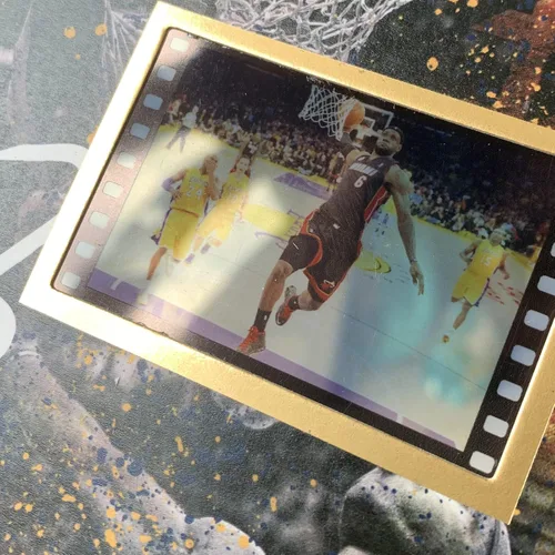 Vista 4 de ORIMAMI Póster firmado de LeBron James en negro, súper estrella enmarcado con foto y pantalla de película de 1x35mm, regalos geniales para amantes