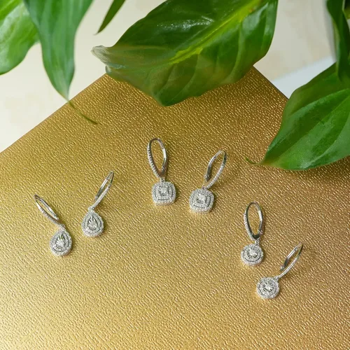 Vista 8 de Timeless Love Juego de aretes colgantes cuadrados de diamante de 14 CTTW en oro amarillo pulido sobre plata de ley o plata de ley, joyería delicada