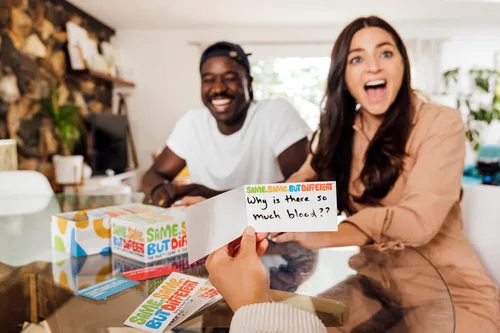 Vista 5 de Lo mismo pero diferente por relacionable, juegos para adultos para reuniones sociales de la noche de juegos, incluye 350 tarjetas, 8 marcadores