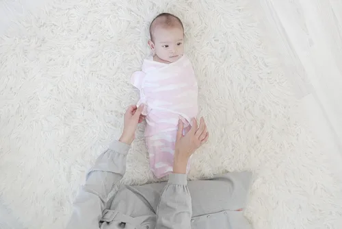 Vista 7 de BaeBae Goods Juego de 4 mantas para envolver al bebé, para niños y niñas, hechas de algodón suave (3-6 meses)