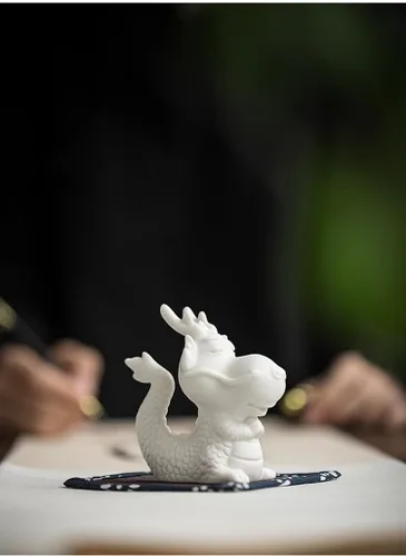 Vista 2 de Hecho a mano de té mascota dragón divertido lindo estatua de cerámica blanca Kung Fu bandeja de té decoración regalo para amantes del té, escritorio