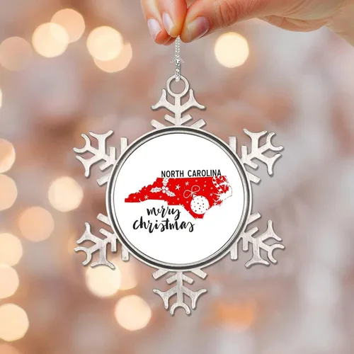 Vista 9 de Adornos de metal de copo de nieve de Carolina del Norte, 50 adornos de Estados Unidos, Feliz Navidad, adorno de Navidad de Carolina del Norte