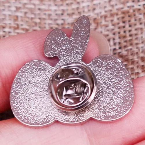 Vista 5 de Broche de rosa para mujer, pasador esmaltado de Pascua con diseño de conejito de huevos de Pascua, bonita decoración de dibujos animados, joyería