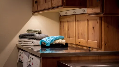 Vista 3 de Task APT Regleta de alimentación en ángulo de 9 pulgadas izquierda, 2 receptáculos, negro