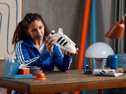 Vista 8 de LEGO Adidas Originals Superstar 10282 Kit de construcción; construye y muestra la icónica zapatilla; nuevo 2021 (731 piezas)