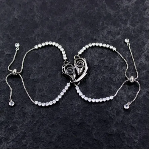 Vista 3 de Pulseras de proyección en 100 idiomas con texto en inglés "I Love You", 2 pulseras a juego con rompecabezas de corazón de amor de 0.118 in