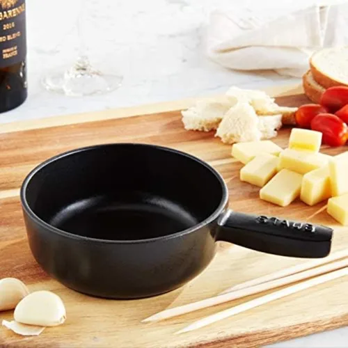 Vista 4 de Staub Mini olla de fondue de queso de hierro fundido de 12 onzas, negro mate, fabricada en Francia