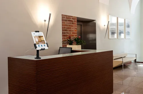 Vista 7 de Mount-It! Soporte universal para quiosco POS para tablet con bloqueo de cable y soporte de montaje en pared, abrazadera ajustable para tabletas