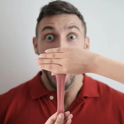 Vista 4 de Lengua falsa para Halloween, lengua falsa horrible, trucos de lengua, juguetes de lengua, trucos de utilería, lengua falsa realista