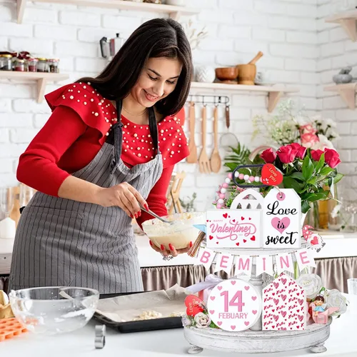 Vista 2 de 10 piezas de decoración de gnomos de San Valentín (bandeja no incluida), forma de corazón de madera de San Valentín y guirnalda de cuentas
