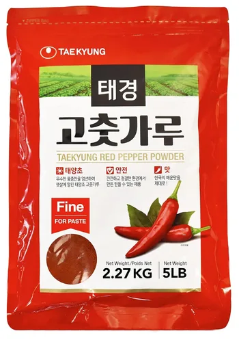 Vista 7 de Chile rojo coreano, gochugaru, pimiento picante, en polvo fino.