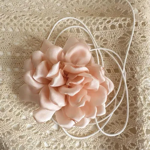 Vista 2 de Gargantilla de flor rosa negra grande roseta terciopelo seda gótica cadena ajustable Y2K accesorios de joyería