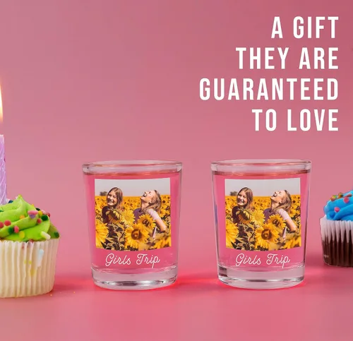 Vista 2 de Paquete de 2 vasos de chupito de 2.5 onzas, regalos para papás y madres, imágenes o imágenes personalizadas: aniversarios, regalos de fiesta