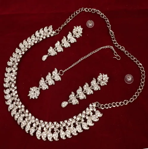 Vista 5 de Touchstone Conjunto de joyas indias para mujer, collar de boda, collar de oro, gargantilla de bollywood, aretes de diamantes de imitación, disfraz