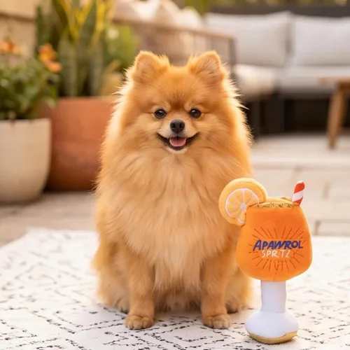 Vista 7 de Haute Diggity Dog Apawrol Spritz, juguetes de felpa de diseñador para perros con silbato interactivo, enriquecimiento para mascotas estimulante