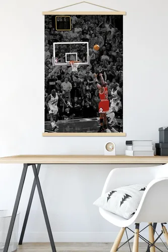 Vista 5 de Trends International Michael Jordan - Póster de pared The Shot, 22.37 x 34.00 pulgadas, paquete de impresión prémium y colgador de madera de haya