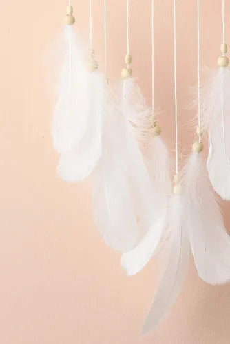 Vista 4 de Atrapasueños blancos para dormitorio, decoraciones colgantes hechas a mano con plumas blancas de encaje atrapasueños móvil para decoración