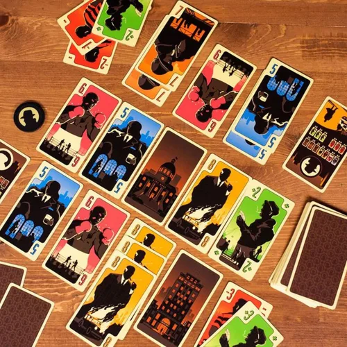 Vista 5 de Juego de cartas District Noir: controla el inframundo criminal en una batalla estratégica, divertido juego familiar para niños y adultos, a partir