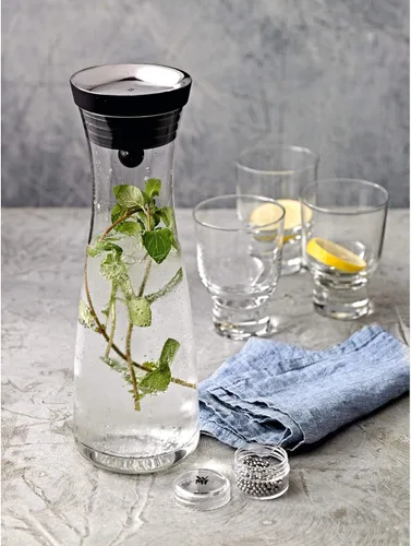 Vista 10 de WMF Basic Water Decanter 1L Altura 11.4 in Close-Up Tapón Vidrio Cromargan® Acero Inoxidable, Plata