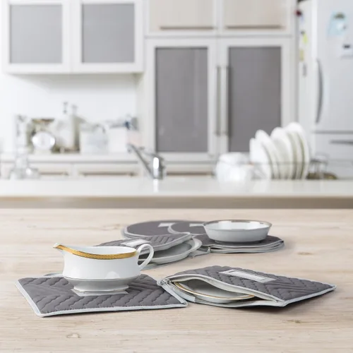 Vista 2 de Richards Homewares. Juego de accesorios de micro fibra de seis unidades, color gris.