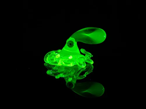 Vista 4 de Estatuilla de cristal de uranio verde pulpo brillante verde Murano criatura marina escultura UV reactivo mini pulpo animal de vidrio hecho a mano