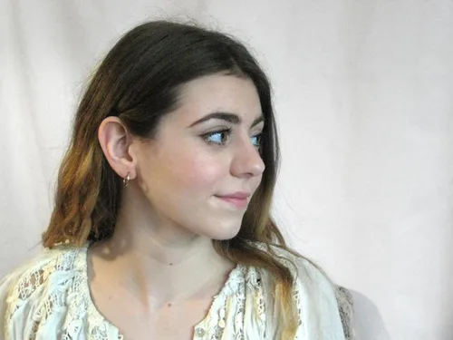Vista 4 de Aretes de aro de oro amarillo de 14 quilates (tubo de 1.5 mm)