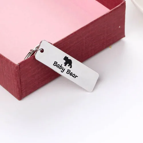 Vista 3 de meiligo Fashion de la Madre Regalo Love Corazón Baby Bear Puzzle Perro etiqueta Collar Jewlery Colgante Grabado Bar Cadena de clave a juego de rayas