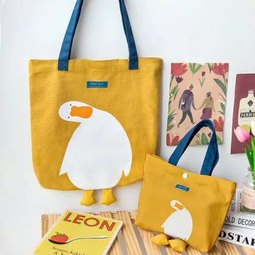 Vista 2 de Bonita bolsa de lona para mujer, bolsa de tela de algodón reutilizable para el almuerzo, compras y playa (pato amarillo de transporte a mano)