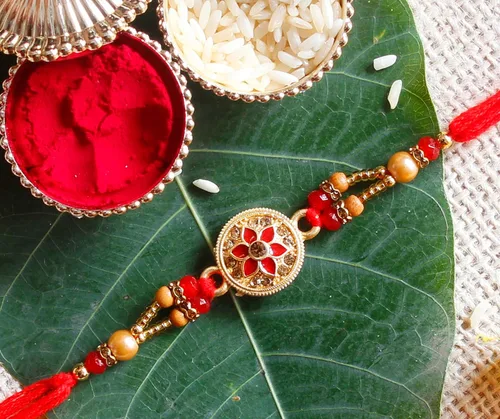 Vista 3 de Kundan Rakhi de alta calidad para hermano multicolor, hermoso y de diseño, hilo Raksha Bandhan Rakhi para amar hermano Bhai RURAKH0036, Metal, Sin