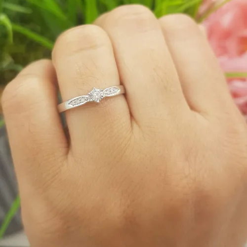 Vista 3 de Dazzlingrock Collection Anillo de compromiso de plata de ley con diamantes redondos de 0,05 quilates