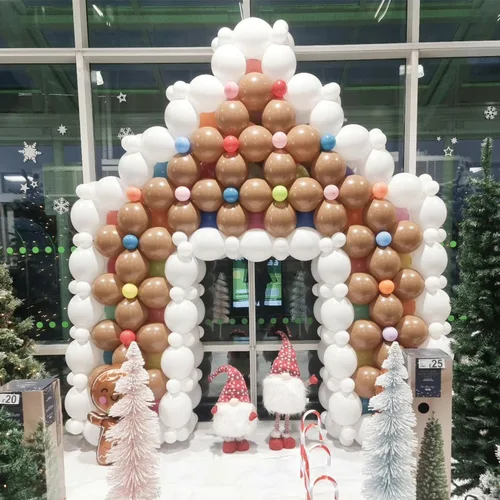 Vista 4 de Kit de 440 piezas de globos de Navidad para casa de jengibre, arco de globos marrón y blanco con piruletas, bastones de caramelo, hombre de jengibre