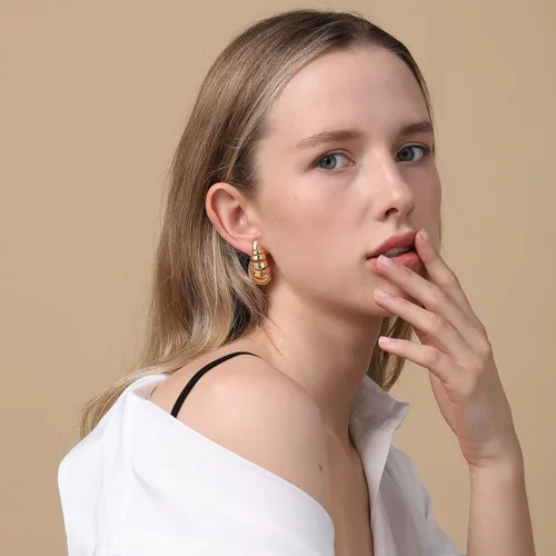 Vista 4 de Apsvo Aretes de gota en espiral gruesos de oro, aretes colgantes ligeros, aretes de lágrima de moda, hipoalergénicos, chapados en oro, joyería